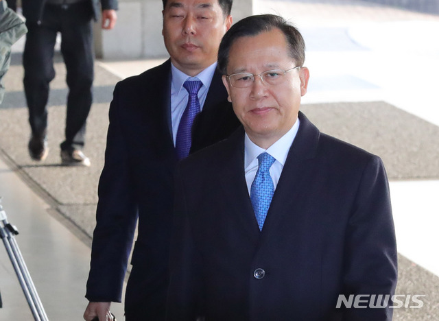 【서울=뉴시스】배훈식 기자 = 박병대 전 대법관이 지난달 19일 오전 서울 서초구 서울중앙지검에 피의자 신분으로 출석하고 있다. 2018.11.19. dahora83@newsis.com