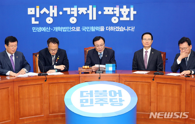 【서울=뉴시스】이종철 기자 = 19일 서울 여의도 국회에서 열린 민주당 최고위원회의에서 이해찬 대표가 모두발언을 하고 있다. 2018.11.19. jc4321@newsis.com