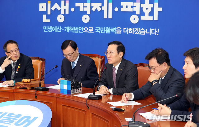 【서울=뉴시스】이종철 기자 = 19일 서울 여의도 국회에서 열린 민주당 최고위원회의에서 홍영표 원내대표가 모두발언을 하고 있다. 2018.11.19.jc4321@newsis.com