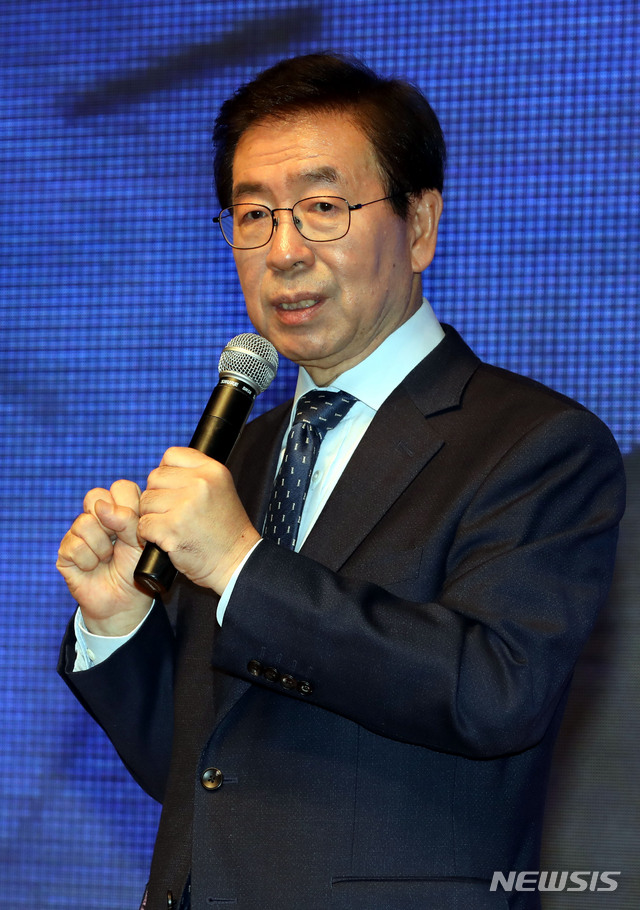 【서울=뉴시스】조성봉 기자 = 박원순 서울시장이 19일 오전 서울 중구 서울시청 다목적홀에서 열린 서울형 주민자치회 시범사업 활동공유회에서 인사말을 하고 잇다. 2018.11.19. suncho21@newsis.com