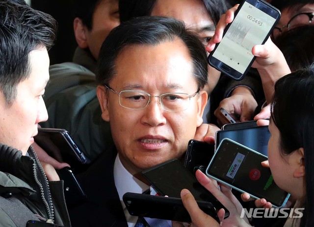 【서울=뉴시스】배훈식 기자 = 직권남용권리행사방해 등 혐의를 받고 있는 박병대 전 대법관이 19일 오전 서울 서초구 서울중앙지방검찰청에 피의자 신분으로 출석하며 취재진의 질문에 답하고 있다. 2018.11.19.&nbsp; dahora83@newsis.com 