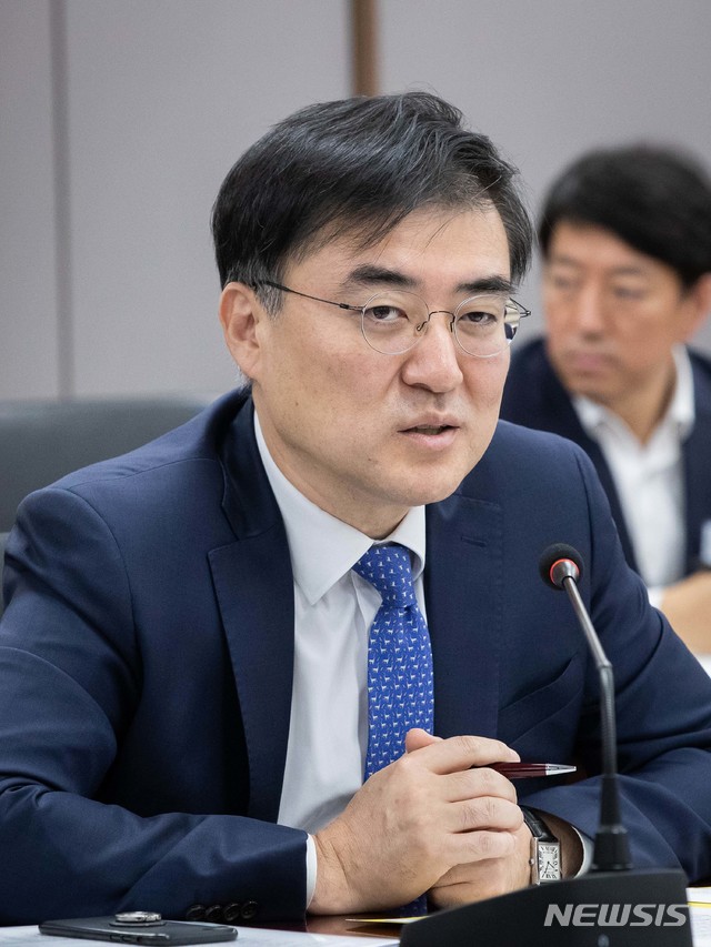 【서울=뉴시스】 손병두 금융위 신임 부위원장이 지난해 사무처장 시절 서울 종로구 정부서울청사 금융위원회에서 열린 전 금융권 가계부채관리 점검회의에서 모두발언을 하고 있다. 2018.11.19. (사진=금융위원회 제공) photo@newsis.com