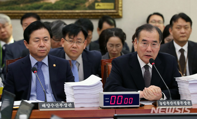 【서울=뉴시스】홍효식 기자 = 이개호 농림축산식품부 장관이 19일 서울 여의도 국회 본청 농림축산식품해양수산위원회 회의실에서 열린 전체회의에서 의원들 질의에 답하고 있다. 왼쪽은 김영춘 해양수산부 장관. 2018.11.19. yesphoto@newsis.com