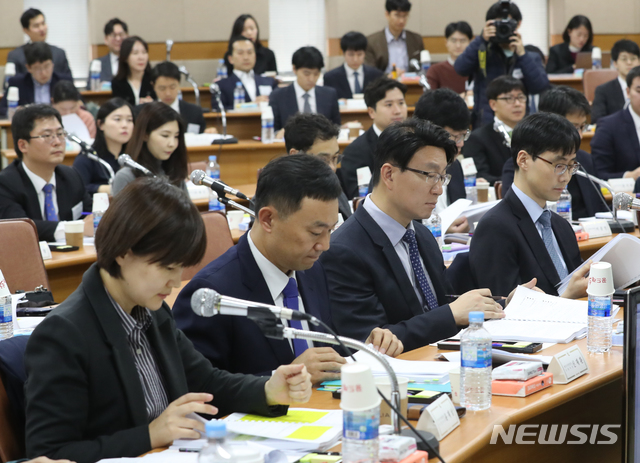 【고양=뉴시스】박주성 기자 = 19일 오전 경기도 고양시 사법연수원에서 열린 전국법관대표회의에서 참석 판사들이 회의 시작을 기다리고 있다. 이날 회의를 통해 '사법행정권 남용 의혹 연루 판사들에 대한 탄핵 촉구 결의안'등 안건을 논의한다. 2018.11.19.&nbsp; photo@newsis.com