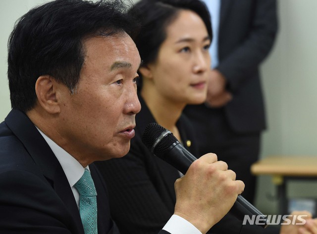 【대전=뉴시스】함형서 기자 = 손학규 바른미래당 당 대표가 19일 오전 대전 동구 대전상인연합회 상인교육장에서 열린 기자 간담회에서 기자들의 질의에 답변하고 있다. 2018.11.19.foodwork23@newsis.com