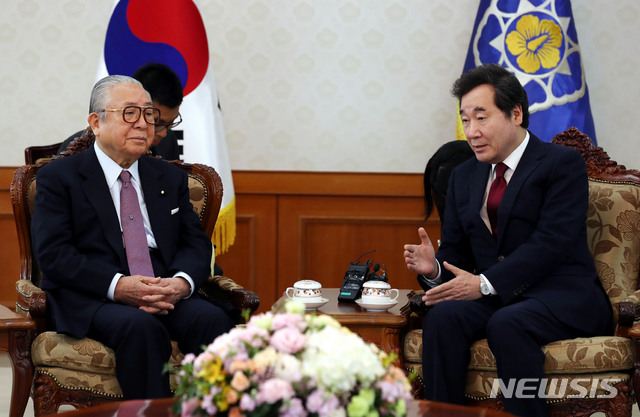 【서울=뉴시스】조성봉 기자 = 이낙연 국무총리가 19일 오전 서울 종로구 정부서울청사를 예방한 와타나베 히데오 일한 협력위원회 회장대행과 면담을 하고 있다.&nbsp; 2018.11.19.suncho21@newsis.com
