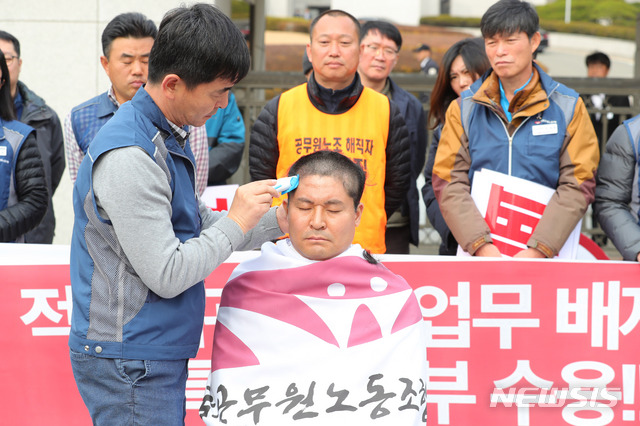 【서울=뉴시스】배훈식 기자 = 조석제 전국공무원노동조합 법원본부장이 19일 오전 서울 서초구 대법원 정문 앞에서 적폐법관 재판업무 배제 및 특별재판부 수용을 촉구하며 삭발을 하고 있다. 2018.11.19. dahora83@newsis.com