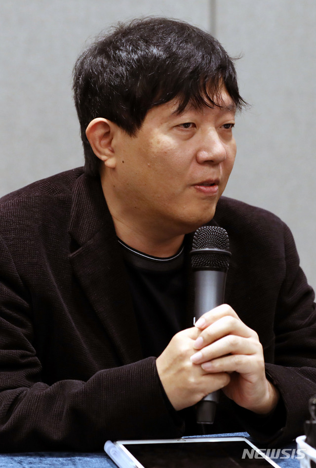 【서울=뉴시스】조성봉 기자 = 혁신성장본부 민간본부장인 이재웅 쏘카 대표가 19일 오후 서울 중구 은행연합회 뱅커스클럽에서 열린 '혁신성장 경제 라운드 테이블'에서 인사말을 하고 있다. 2018.11.19 suncho21@newsis.com