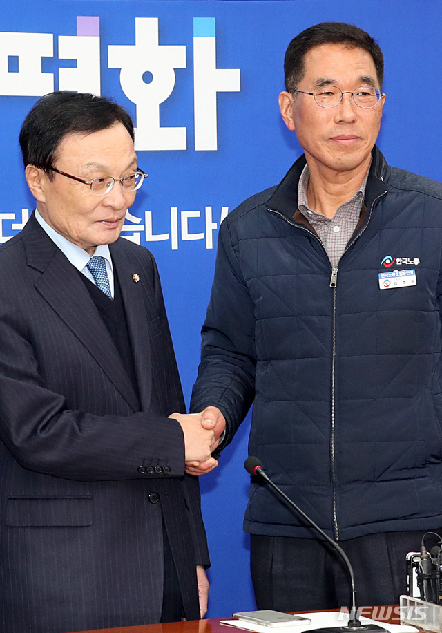 【서울=뉴시스】이종철 기자&nbsp; = 19일 서울 여의도 국회에서 열린 민주당-한국노총 고위급 정책협의회에서 이해찬 대표와 김주영 한국노총 위원장이 악수를 하고 있다. 2018.11.19.jc4321@newsis.com