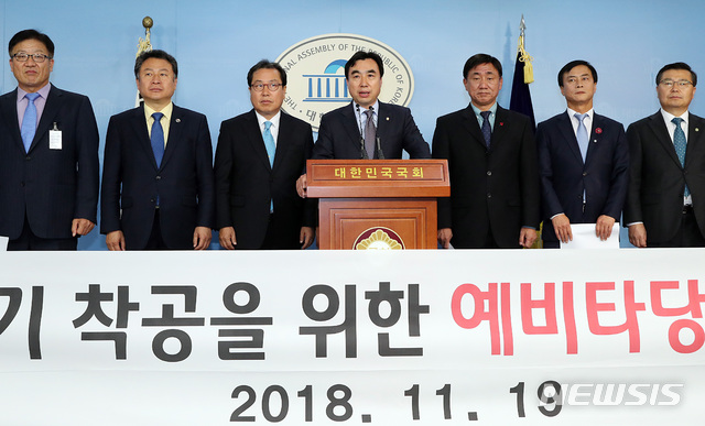 【서울=뉴시스】이종철 기자  = 윤관석 민주당 의원과 관계지역 구청장등이 19일 서울 여의도 국회 정론관에서 GTX-B 예비타당성 조사 면제 촉구 기자회견을 하고 있다. 2018.11.19.jc4321@newsis.com