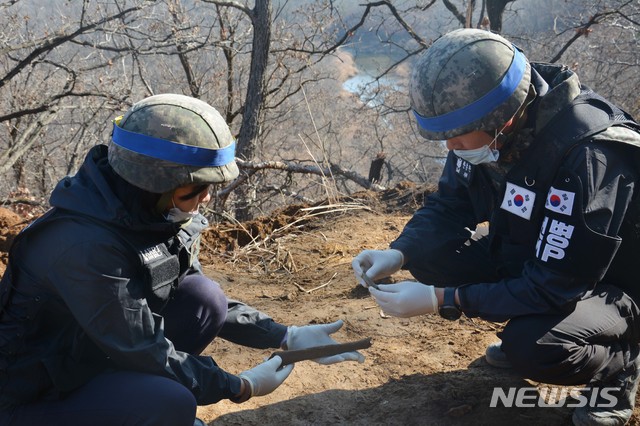 【서울=뉴시스】 국방부는 19일 남북 공동유해발굴을 위해 지뢰제거 작업을 진행 중인 강원도 철원 화살머리 고지 일대에서 5구의 유해가 추가 발견됐다고 밝혔다. 사진은 군 관계자들이 현장감식을 하는 모습. 2018.11.19. (사진=국방부 제공) photo@newsis.com
