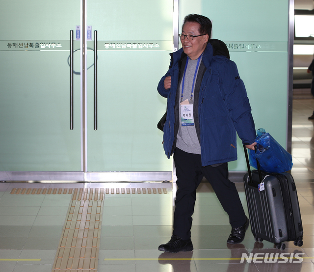 【고성(강원)=뉴시스】김경목 기자 = 박지원 민주평화당 국회의원이 19일 오후 강원 고성군 동해선도로남북출입사무소(CIQ) 입경장으로 들어오고 있다.박 의원은 지난 18~19일 현대그룹과 북한 조선아시아태평양평화위원회와 금강산 관광 20주년 기념행사를 공동 개최한 기념행사에 참석하기 위해 방북했다. 2018.11.19.&nbsp; photo31@newsis.com