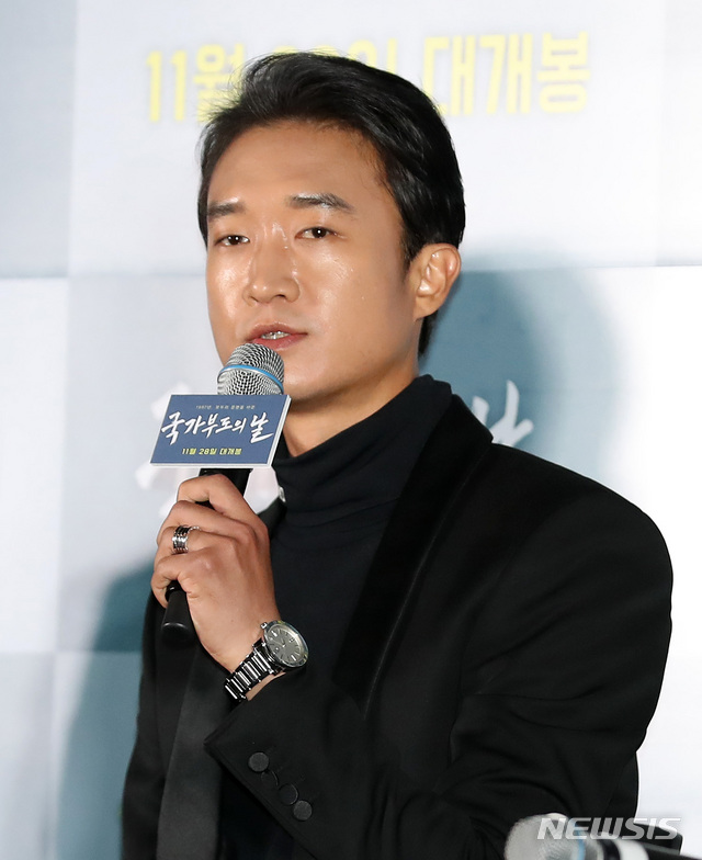 【서울=뉴시스】이영환 기자 = 배우 조우진이 19일 오후 서울 용산구 CGV용산아이파크몰에서 열린 영화 '국가부도의 날' 시사회에 참석해 인사말을 하고 있다. 2018.11.19. 20hwan@newsis.com