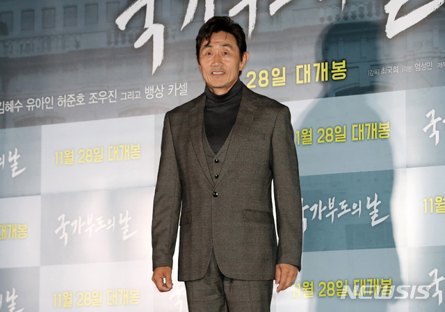 【서울=뉴시스】이영환 기자 = 배우 허준호가 19일 오후 서울 용산구 CGV용산아이파크몰에서 열린 영화 '국가부도의 날' 시사회에 참석해 포토타임을 하고 있다. 2018.11.19. 20hwan@newsis.com
