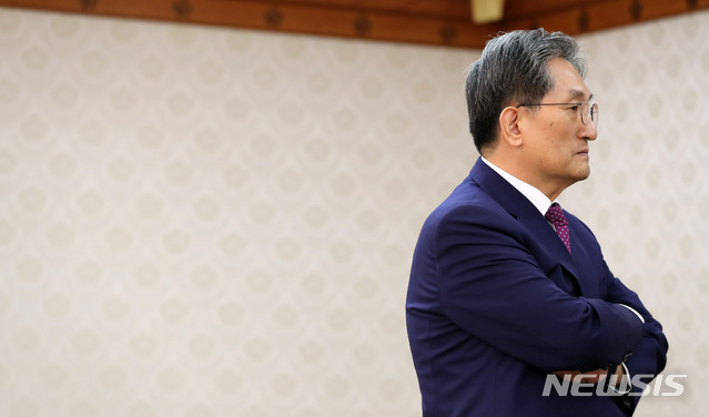 【서울=뉴시스】박주성 기자 = 노영민 주중 한국대사가 19일 오후 서울 세종로 정부서울청사에서 이낙연 국무총리의 왕용 중국 국무위원 접견에 참석하고 있다. 2018.11.19. park7691@newsis.com