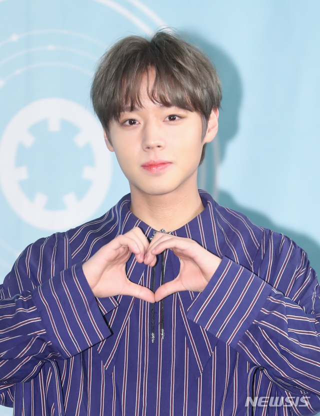 [서울=뉴시스] 조수정 기자 = 그룹 워너원(WannaOne) 박지훈이 19일 오후 서울 영등포구 여의도동 콘래드호텔에서 개최한 첫번째 정규앨범 '1¹¹=1(POWER OF DESTINY)' 발매 기념 기자간담회에서 포즈를 취하고 있다. 2018.11.19. chocrystal@newsis.com