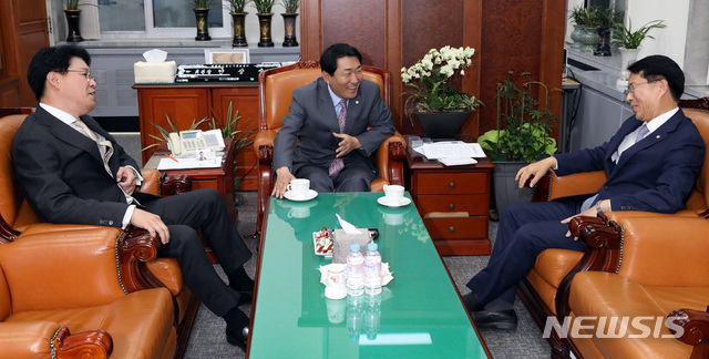 【서울=뉴시스】박영태 기자 = 19일 오후 서울 영등포구 여의도 국회 예결위원장실에서 안상수(가운데) 예결위원장과 조정식(오른쪽) 더불어민주당 예결위 간사, 장제원 자유한국당 예결위 간사가 이야기를 나누고 있다. 2018.11.19.since1999@newsis.com