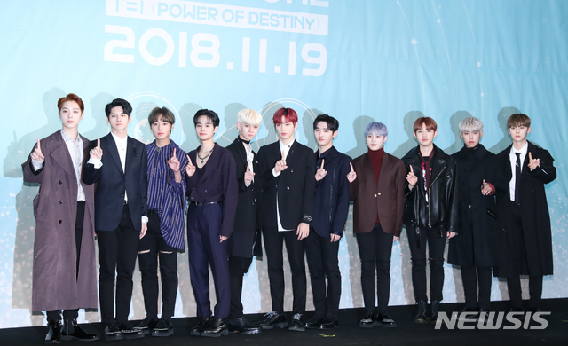 【서울=뉴시스】조수정 기자 = 그룹 워너원(WannaOne)이 19일 오후 서울 영등포구 여의도동 콘래드호텔에서 개최한 첫번째 정규앨범 '1¹¹=1(POWER OF DESTINY)' 발매 기념 기자간담회에서 포즈를 취하고 있다. 왼쪽부터 라이관린, 옹성우, 박지훈, 이대휘, 배진영, 강다니엘, 윤지성, 하성운, 김재환, 박우진, 황민현. 2018.11.19. chocrystal@newsis.com