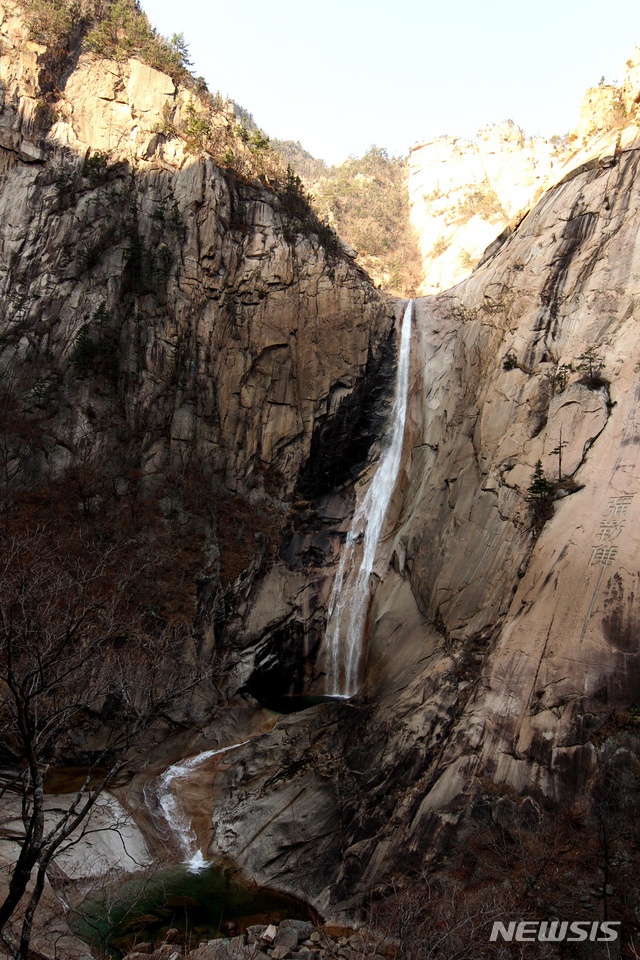 【서울=뉴시스】 김진아 기자 = 지난해 11월 '금강산관광 20주년 기념행사'에 참석한 남측 초청인사들이 금강산 구룡연 노정을 참관했다. 사진은 금강산 구룡폭포. 2018.11.19. (사진=현대그룹 제공) photo@newsis.com