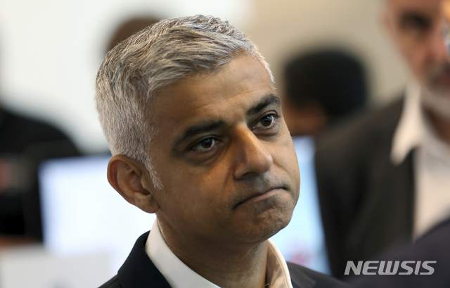 [런던=AP/뉴시스] 사디크 칸 런던 시장이 16일(현지 시간) 영국을 국빈방문 중인 도널드 트럼프 미국 대통령을 향해 독설을 퍼부었다. 사진은 2018년 6월 11일 영국 런던에서 촬영한 칸 시장. 2025.09.17. .