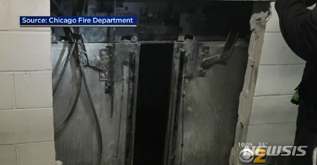 【로스앤젤레스=뉴시스】 미국 시카고에서 '존 핸콕 센터'로 잘 알려진 초고층빌딩의 엘리베이터가 95층에서 11층까지 추락하는 사고가 발생했지만 다행히 사망자는 없었다고 CBS 시카고와 시카고 트리뷴이 19일(현지시간) 보도했다.신고를 받고 출동한 구조대원들은 11층 부근에서 3시간여 동안 벽에 구멍을 내고 균형을 잃은 채 건물 내벽에 끼어 있던 엘레베이터에서 탑승객들을 구출했다.<사진=CBS 시카고 방송 캡처> 2018.11.19