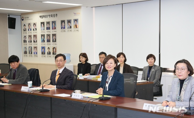 【서울=뉴시스】진선미 여성가족부 장관(왼쪽 세 번째)이 지난해 11월 19일 오후 서울 광화문 정부서울청사에서 열린 제7차 청소년정책위원회에 참석해 청소년 자살예방 등 청소년 위기 문제의 심각성을 공유하고 지역사회 중심의 해결방안을 강조하고 있다. 2019.06.19. (사진=여성가족부 제공)