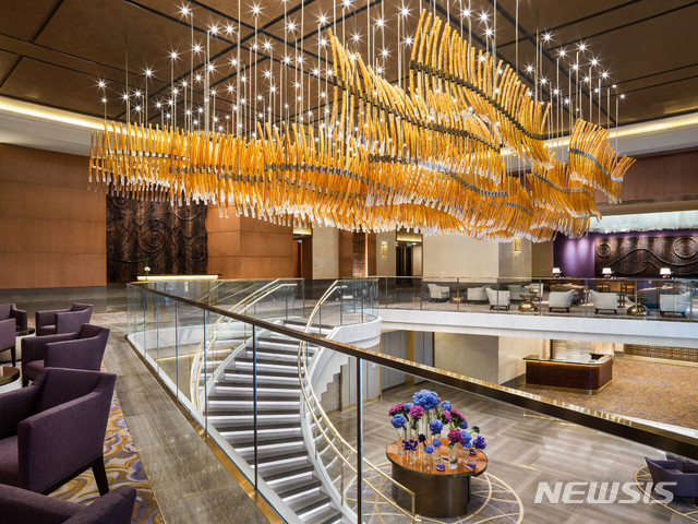 세인트 레지스 마카오 코타이 센트럴 로비의 계단과 샹들리에