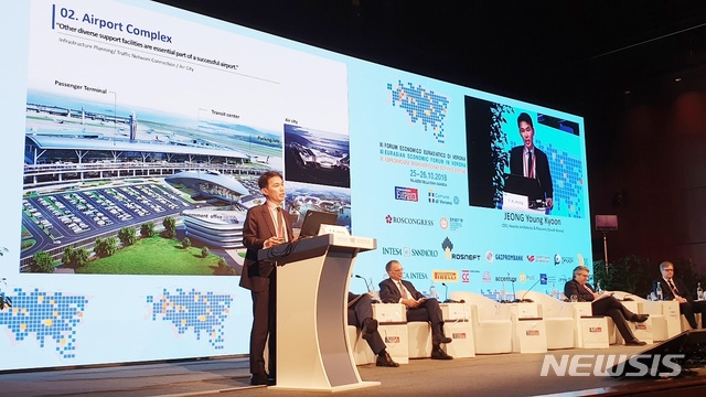 【서울=뉴시스】김가윤 = 정영균 희림 대표이사가 지난해 유럽 최대 규모의 유라시아 경제포럼인 '베로나 유라시아 경제포럼'에 참석해 기조연설을 하고 있다. 2018.11.20 (제공=희림건축)&nbsp; yoon@newsis.com