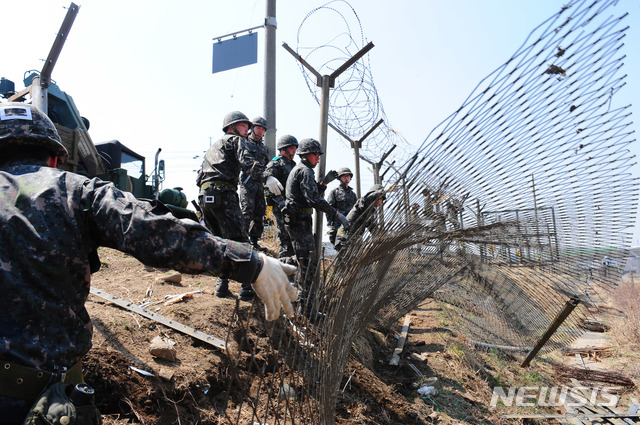 【서울=뉴시스】 불필요한 해·강안 철책 제거 작업 모습. (뉴시스DB)