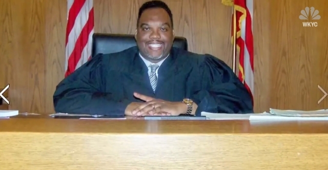 【서울=뉴시스】미국에서 가정폭력 전력이 있는 전직 판사가 이혼 소송으로 별거 중이던 아내를 살해한 혐의로 체포됐다고 19일(현지시간) 워싱턴포스트, NBC뉴스 등 외신이 보도했다. 사진은 NBC뉴스가 보도한 사건 용의자 랜스 메이슨(51)의 판사 재직 당시 모습. 2018.11.20.