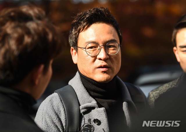 【수원=뉴시스】박다예 기자 = 이정렬 변호사가 20일 낮 12시30분께 수원지검 앞에서 기자 질문에 답하고 있다. 2018.11.20 (사진 = 중부일보 제공) photo@newsis.com 