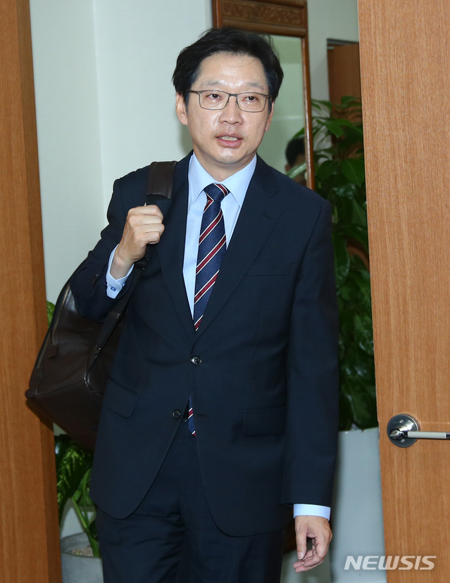 【창원=뉴시스】 홍정명 기자 = 지난 7월 2일 백 팩을 메고 경남도지사 집무실로 들어서고 있는 김경수 도지사.2018.11.20.(사진=경남도 제공) photo@newsis.com