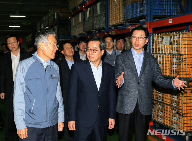 【창원=뉴시스】 홍정명 기자 = 지난 10월 31일 창원국가산업단지 내 스마트공장 구축 기업인 경한코리아㈜를 방문한 김경수(오른쪽) 경남도지사와 김동연(가운데) 부총리가 이상연 대표이사 회장의 안내로 시설을 둘러보고 있다.2018.11.20.(사진=경남도 제공) photo@newsis.com