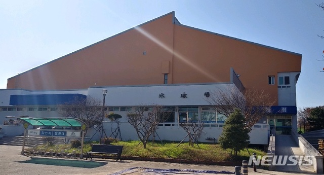 【포항=뉴시스】강진구 기자 = 경북 포항시시설관리공단(이사장 김흥식)은 포항수영장이 지진피해를 복구하기 위한 3개월간의 공사를 마치고 오는 12월1일 재개장한다고 20일 밝혔다.사진은 포항수영장 외부전경.2018.11.20.(사진=포항시 시설관리공단 제공) photo@newsis.com