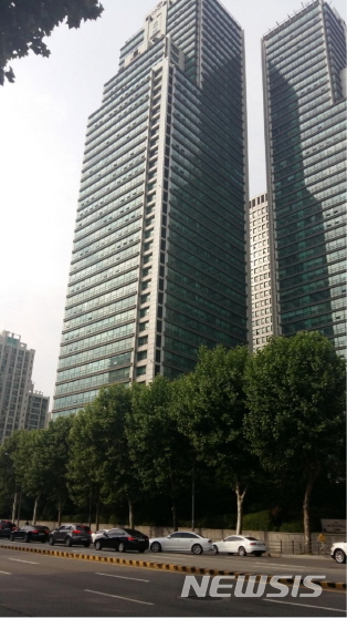 【서울=뉴시스】김가윤 기자 = 서울 강남구 도곡동 467-6 대림아크로빌 A동 27층 2702호가 경매에 나왔다. 1999년 11월 준공한 2개동 490가구 단지로 물건은 46층 건물 중 3층이다. 전용면적은 177.26㎡, 방 4개 욕실 2개 계단식 구조다. 2018.11.21 (제공=지지옥션) yoon@newsis.com