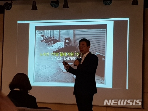 【서울=뉴시스】윤슬기 기자 = 박원순 서울시장이 20일 서울 합정동에 위치한 국민카페에서 '시민과 함께하는 복지국가 아카데미'에서 '복지국가와 지방자치'라는 주제로 강의했다. 2018.11.20. yoonseul@newsis.com 