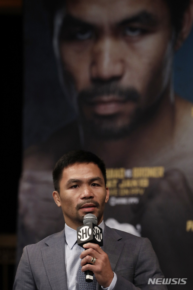 [AP/뉴시스] 필리핀 매니 파퀴아오 상원의원의 2018년 11월 자료사진으로 2개월 뒤 있을 WBA 월터급 챔피언전 기자회견을 하고 있다 