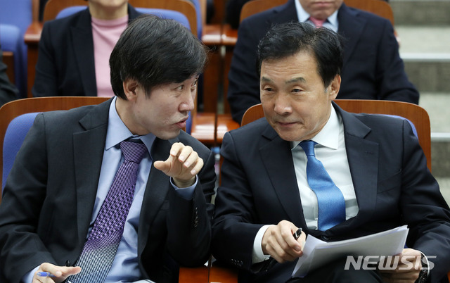 【서울=뉴시스】홍효식 기자 = 바른미래당 손학규(오른쪽) 대표가 20일 오전 서울 여의도 국회에서 열린 의원총회에서 하태경 최고위원과 논의하고 있다. 2018.11.20.&nbsp; yesphoto@newsis.com