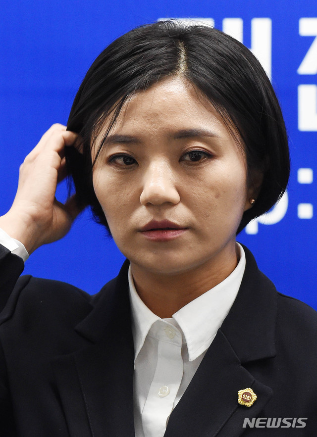 【대전=뉴시스】함형서 기자 = 20일 오전 대전 서구 둔산동 대전시의회 기자실에서 더불어민주당 김소연(서구6) 대전시의원이 불법선거 기자회견에 앞서 긴장된 표정으로 머리를 만지고 있다. 2018.11.20.foodwork23@newsis.com