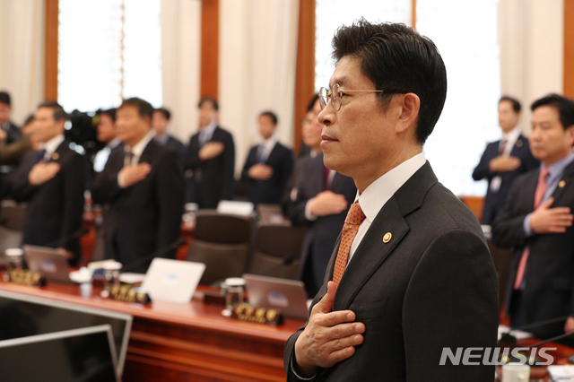 【서울=뉴시스】박진희 기자 = 노형욱 국무조정실장이 20일 오전 청와대 본관 세종실에서 열린 국무회의에서 국기에 경례하고 있다. 2018.11.20. pak7130@newsis.com