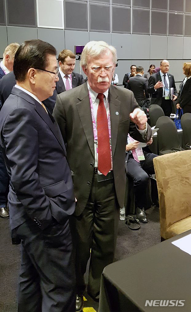 【서울=뉴시스】 청와대는 20일 문재인 대통령과 부인 김정숙 여사의 싱가포르와 파푸아뉴기니 순방 B컷을 공개했다. 사진은 존 볼턴 미 국가안전보장회의 보좌관과 정의용 국가안보실장이 대화하는 모습. 2018.11.20. (사진=청와대 제공) photo@newsis.com