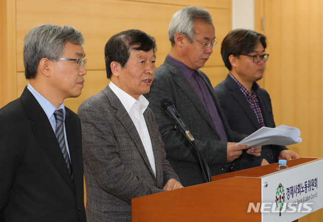 【서울=뉴시스】배훈식 기자 = 20일 오전 서울 종로구 경제사회노동위원회 대회의실에서 노사관계제도관행개선위원회 박수근(왼쪽 두번째) 위원장 등 위원들이 ILO 핵심협약 비준을 위한 1차 논의 결과를 발표하고 있다. 2018.11.20. dahora83@newsis.com