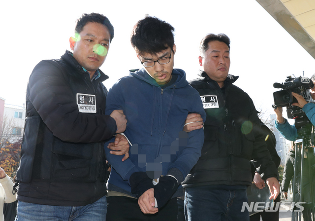 【서울=뉴시스】조성봉 기자 = 강서 PC방 살인사건 피의자 김성수가 20일 오전 서울 양천구 양천경찰서로 이송되고 있다.&nbsp; 이날 김성수는 감정유치 영장 기한이 만료됨에 따라 국립법무병원(공주치료감호소)에서 유치장이 있는 양천경찰서로 이송됐다. 2018.11.20. suncho21@newsis.com