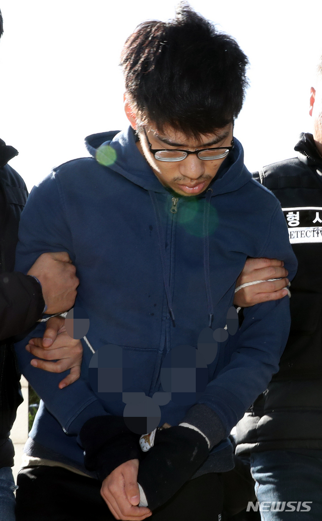 【서울=뉴시스】조성봉 기자 = 강서 PC방 살인사건 피의자 김성수가 20일 오전 서울 양천구 양천경찰서로 이송되고 있다.&nbsp; 이날 김성수는 감정유치 영장 기한이 만료됨에 따라 국립법무병원(공주치료감호소)에서 유치장이 있는 양천경찰서로 이송됐다. 2018.11.20. suncho21@newsis.com