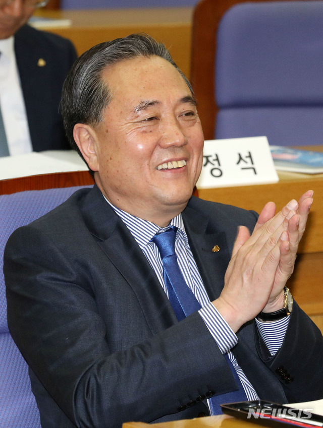 【서울=뉴시스】홍효식 기자 = 중앙회장 선거 과정에서의 불법 혐의로 최근 검찰로 부터 기소된 박차훈 새마을금고중앙회장이 지난 20일 오후 서울 여의도 국회 의원회관 제1소회의실에서 열린 '서민금융 활성화 및 소상공인 지원 포럼' 제5회 공개토론회에 참석해 박수치고 있다. (뉴시스 DB)yesphoto@newsis.com