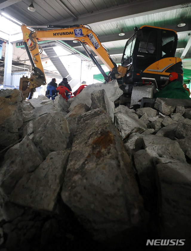 【서울=뉴시스】추상철 기자 = 20일 오후 서울 동작구 구 노량진수산시장에서 수협이 굴착기를 투입해 시장 폐쇄작업이 진행되는 과정속 시장상인이 이를 막아서고 있다. 2018.11.20.&nbsp; scchoo@newsis.com