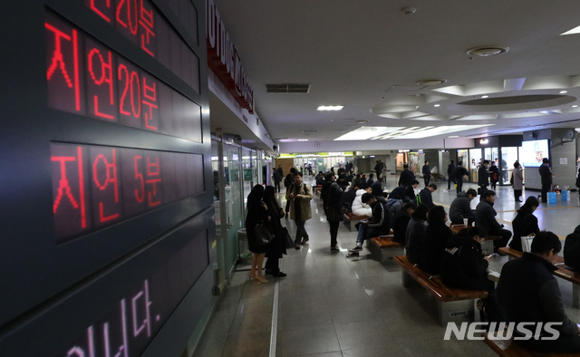 [청주=뉴시스]강종민 기자 = 20일 오후 진주에서 서울로 가던 KTX 열차에 전기 공급이 중단돼 KTX 오송역에서 열차가 멈춰서는 사고가 발생해 충북 청주 오송역에서 승객들이 열차 운행을 기다리고 있다. 2018.11.20. ppkjm@newsis.com