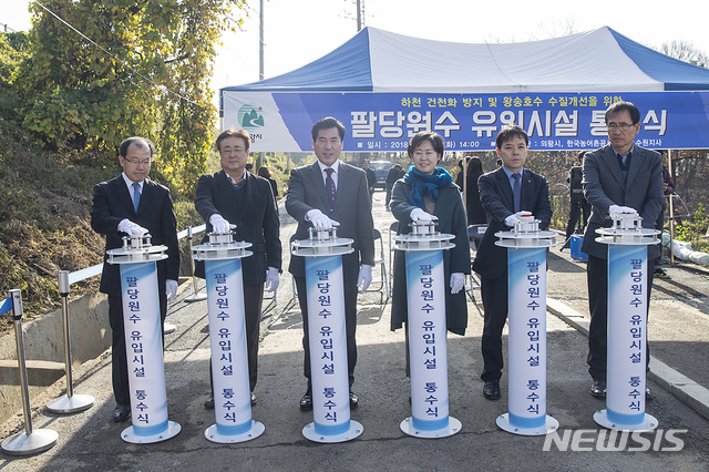 【의왕=뉴시스】 박석희 기자 =김 상돈(왼쪽에서 세 번재) 의왕시장이 21일 팔당원수 유입시설 통수식에어 관계자들과 기념 촬영을 하고 있다. 