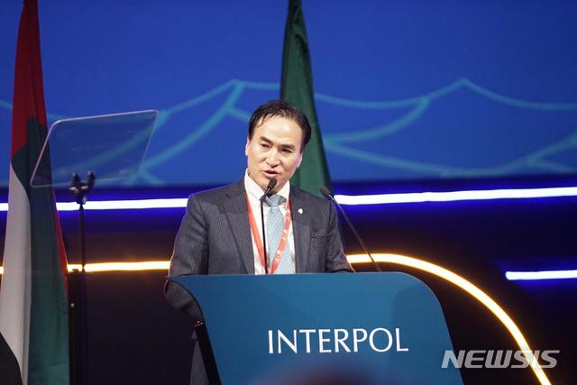 【서울=뉴시스】 김종양(57) '인터폴'(INTERPOL) 신임 총재가 21일 아랍에미리트 두바이에서 열린 제87차 총회에서 발언하고 있다. (사진=경찰청) 