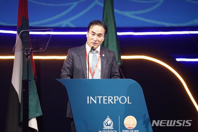【서울=뉴시스】 김종양(57) '인터폴'(INTERPOL) 신임 총재가 21일 아랍에미리트 두바이에서 열린 제87차 총회에서 발언하고 있다. (사진=경찰청)